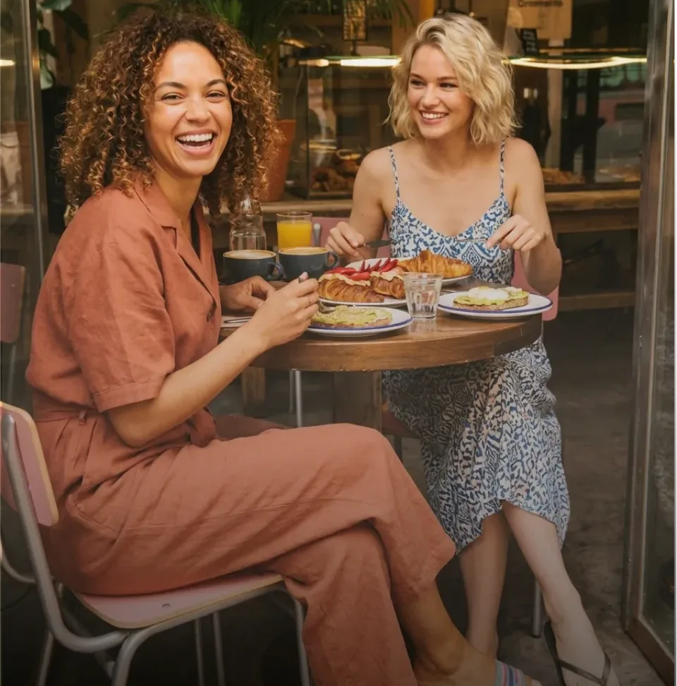 Zwei Freundinnen beim Brunch in einem Wheretogo-Partnercafé